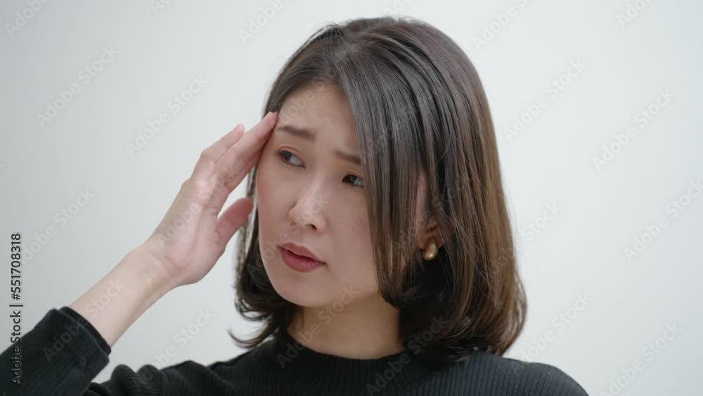 頭痛の女性(白背景・白バック)
頭痛の女性(白背景・白バック)
