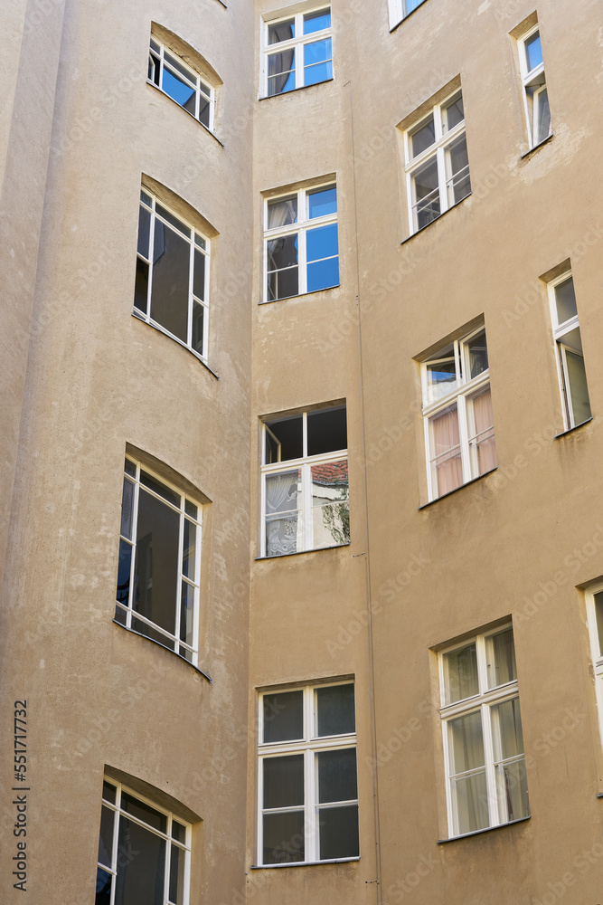 Hinterhof eines heruntergekommenen Hauses in der Innenstadt von Berlin 