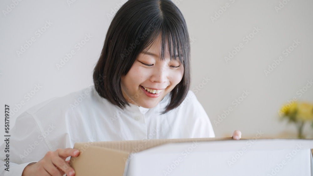 ダンボールを開ける女性(引越し・梱包) ダンボールを開ける女性(引越し・梱包)