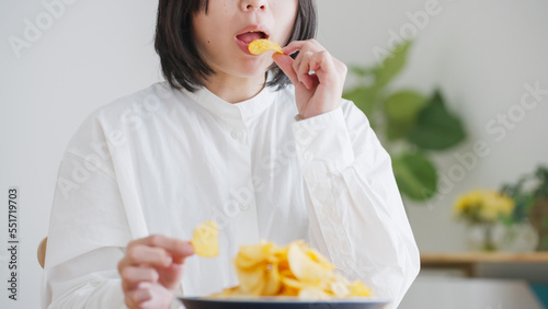 Foto ポテトチップスを食べる女性（不健康・ダイエット）..