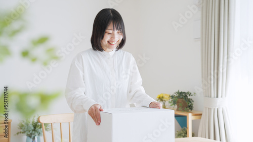 Quadro su tela ダンボールを開ける女性（引越し・梱包）