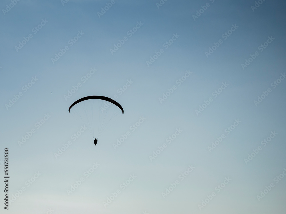 Silueta de vuelo en parapente, Perú, Sudamérica Silueta de vuelo en parapente, Perú, Sudamérica