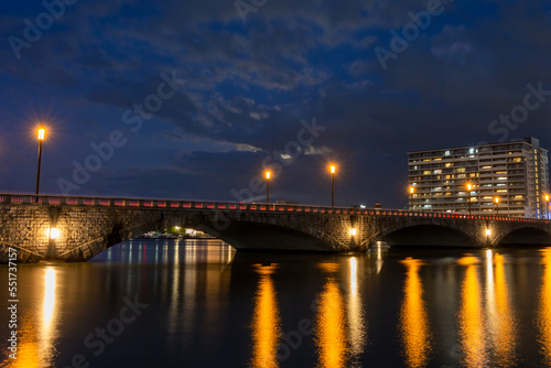 信濃川に反射する萬代橋の灯り
