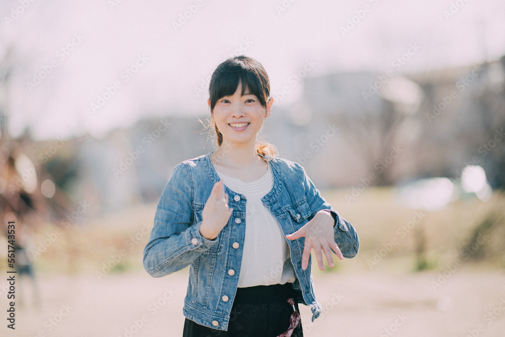 手話を表す補聴器をつけた女性 手話を表す補聴器をつけた女性
