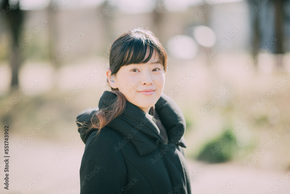 補聴器をつけた女性のポートレート 補聴器をつけた女性のポートレート