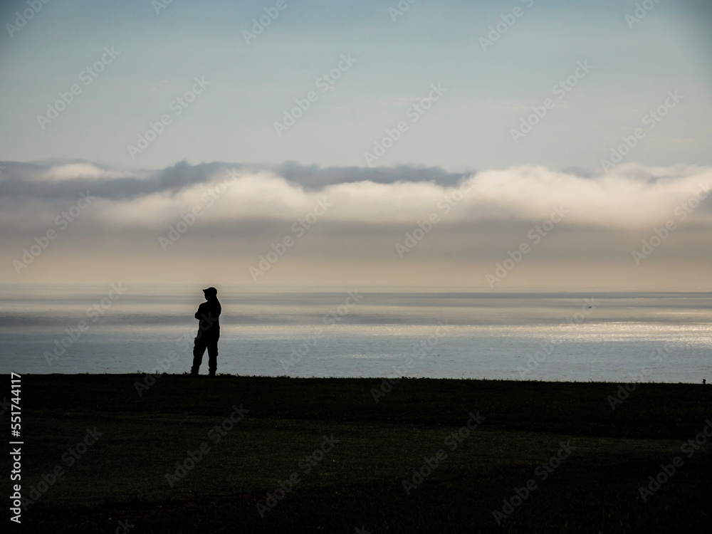 silueta hombre en parapuerto frente al mar, lima, Perú, Sudamérica
