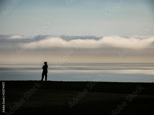 silueta hombre en parapuerto frente al mar  lima  Per    Sudam  rica