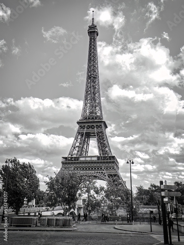 Fototapeta Naklejka Na Ścianę i Meble -  Eiffel Tower with white clouds and pools in black and white