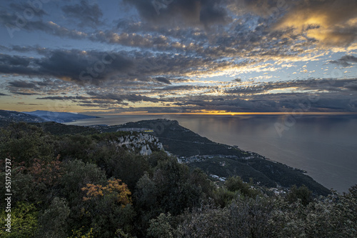 Panorama en bord de mer sur la C  te d Azur avec comme paysage un ciel mena  ant et un coucher de soleil et des falaises