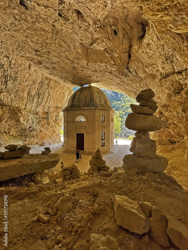 La gola di Frasassi - il tempio di Valadier, Marche	