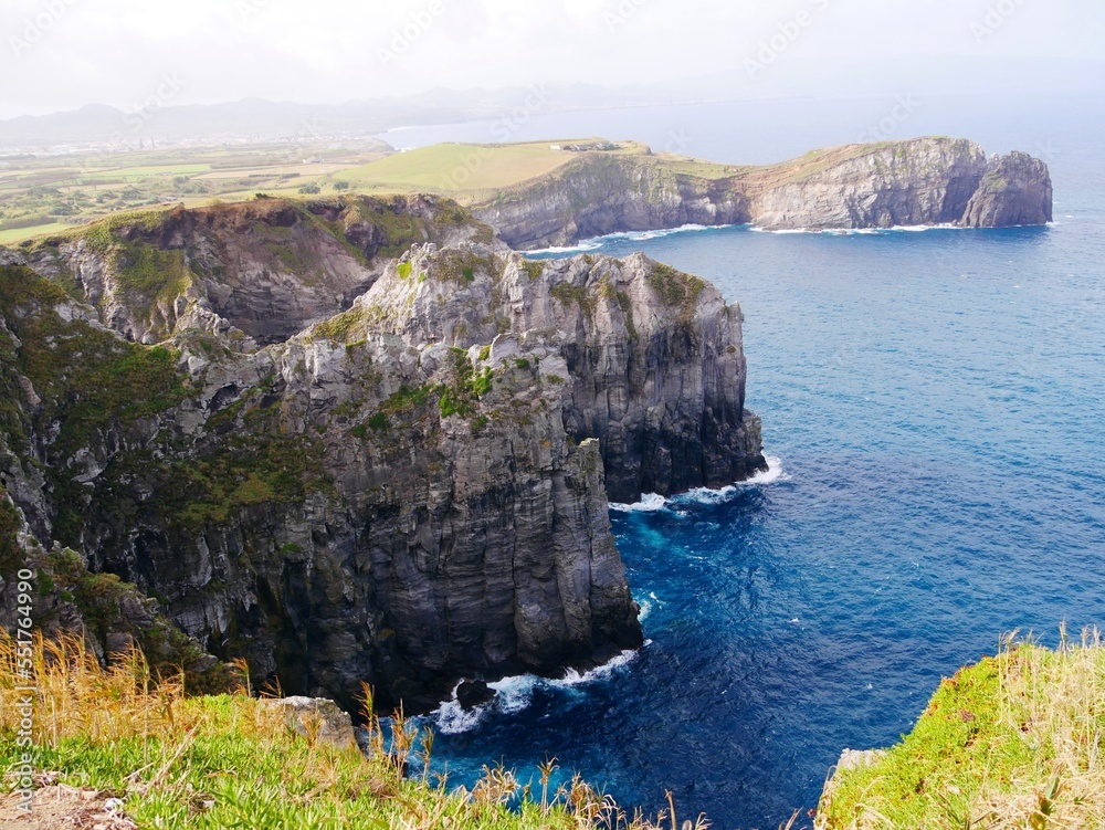 Falaises de Ponta do Cintrao vue du belvédère des baleines sur l'île de Sao Miguel dans l'archipel des Açores. Portugal Europe