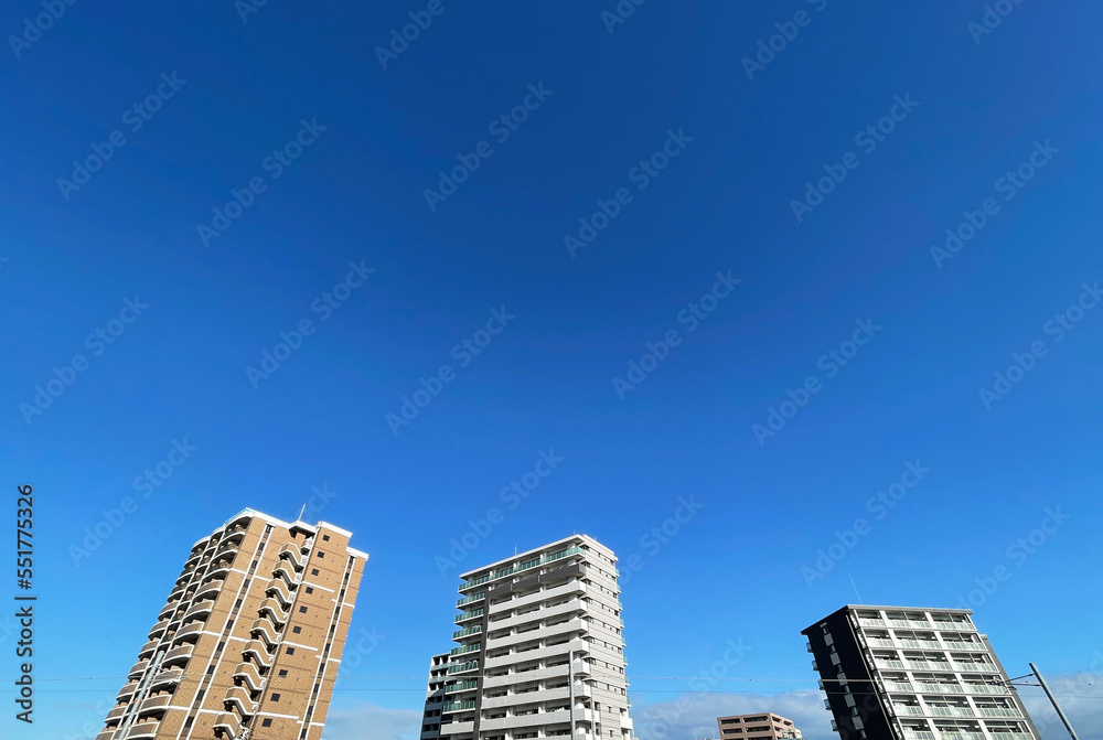 青空と高層マンションのパノラマ写真