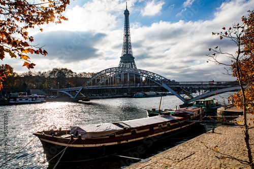París con su torre Eiffel photo