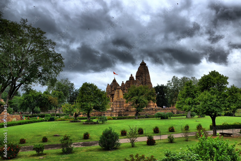 Obraz premium View of the main monuments and tourist spots in Khajuraho (India), in the state of Madhya Pradesh. Khajuraho temples. Erotic sculptures of the Kamasutra (9th century)