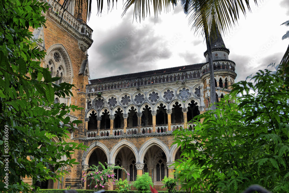Obraz premium View of the main monuments and tourist spots of Mumbai (India). Colaba neighborhood. English colonial style buildings (19th century)
