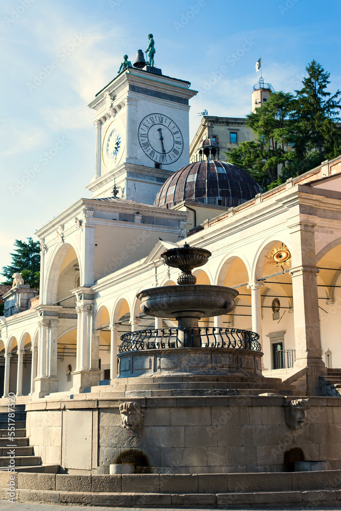Fototapeta premium fountain in the center of the city