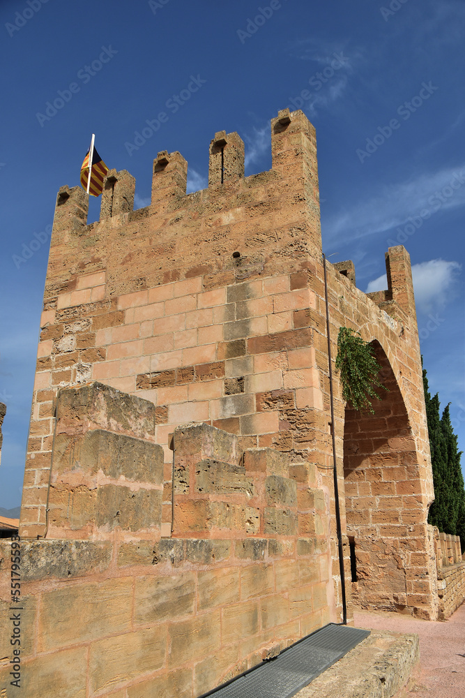 Auf der Stadtmauer von Alcudia auf Mallorca