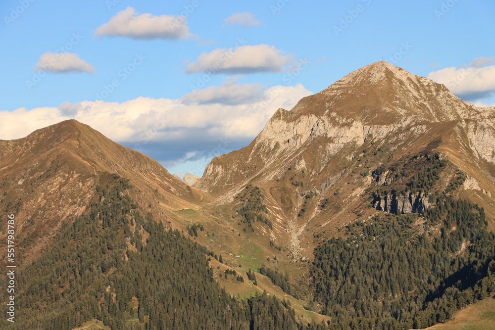 Schöne Alpenlandschaft; Blick vom Rifugio am San-Marco-Pass auf Cima dei Siltri (2172m) und Monte Cavallo (2322m) in den Bergamasker Alpen