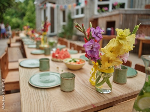 Waldorf Kindergarten Sommerfest gedeckter Tisch