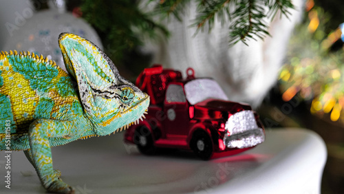 Obraz na płótnie colorful funny chameleon in Christmas and New Year holiday party w salonie