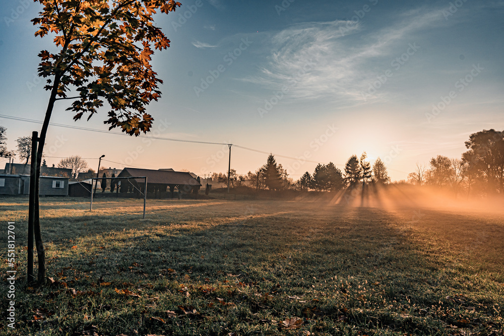 boisko do piłki nożnej na wsi, wczesny jesienny poranek ze wschodzącym słońcem i mgłą, Śląsk w Polsce - obrazy, fototapety, plakaty 