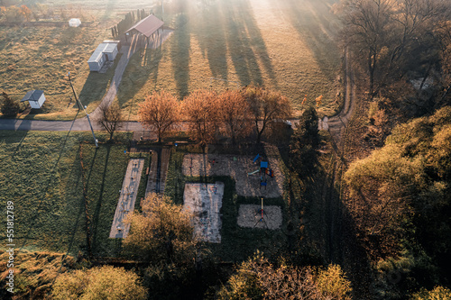 boisko do piłki nożnej na wsi, wczesny jesienny poranek ze wschodzącym słońcem i mgłą, Śląsk w Polsce