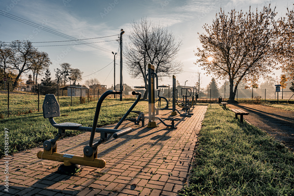 Naklejka premium siłownia na świeżym powietrzu na wsi jesienią o poranku, Śląsk w Polsce gmina Gorzyce