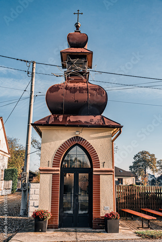 Przydrożna murowana kapliczka na wsi w Polsce w gminie Gorzyce na Śląsku jesienią photo