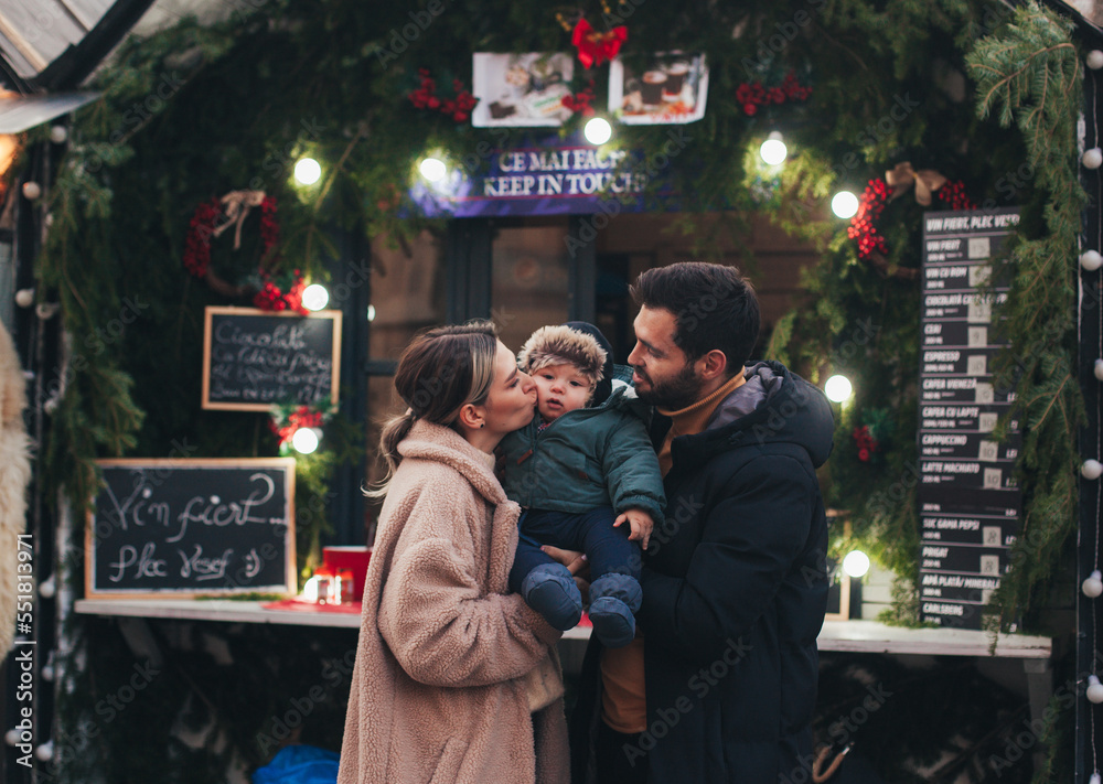 Obraz premium family at the christmas market