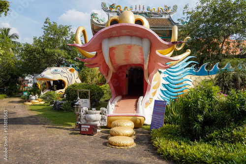 überdimensionaler Drachenkopf in welchen man hineinlaufen kann und Tiger in einem chinesischen Tempel in Chiang Mai (Thailand, Asien) etwas außerhalb der Innenstadt, Geheimtipp (Kuan Im Chokchai) photo