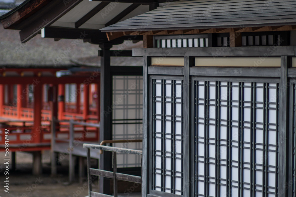 Obraz premium 広島 厳島神社のレトロな窓と鮮やかなオレンジの回廊