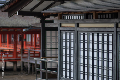 広島 厳島神社のレトロな窓と鮮やかなオレンジの回廊