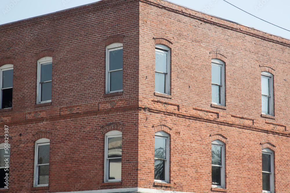 Obraz premium Windows in a brick building