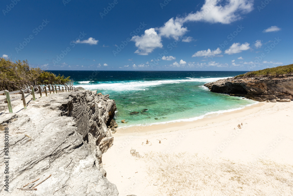crique-isol-e-de-sable-blanc-avec-lagon-meraude-et-mer-turquoise