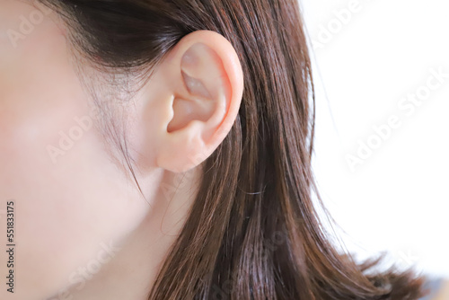 女性の耳