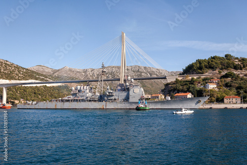 Dubrovnik - 31.Oktober 2022:Amerikanisches Kriegsschiff im Hafen von Dubrovnik kurz vor dem auslaufen mit Polizeischutz