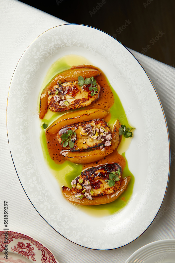 Fried halloumi with pear and honey Fried halloumi with pear and honey