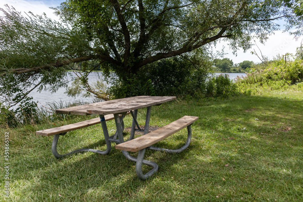 Φωτογραφία Empty Wood Picnic Table along the Shore of Tampier Lake in Suburban Palos Townsh