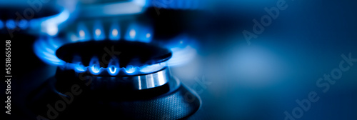 Brennende Gasflamme an einem Gasherd mit unscharfem Hintergrund