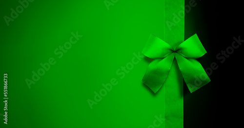 Grüne Schleife am Band vor grünem Hintergrund