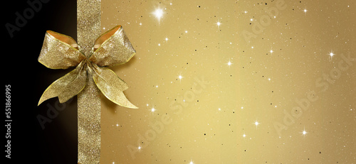 Goldene Schleife am Band vor goldenem Hintergrund