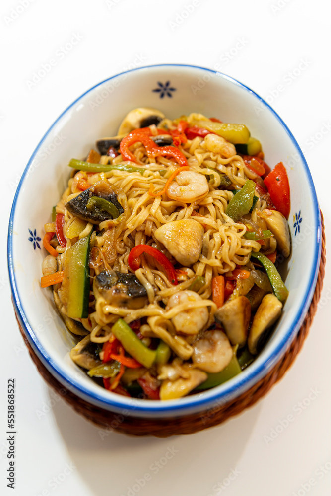 salteado de fideos chinos con gambas y verduras salteado de fideos chinos con gambas y verduras