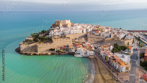 Fototapeta Naklejka Na Ścianę i Meble -  Vista aérea del casco urbano de Peñíscola (Castellón), con el Castillo del Papa Luna y el Mar Mediterráneo. 