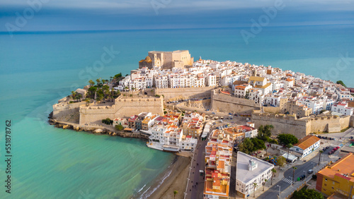 Fototapeta Naklejka Na Ścianę i Meble -  Vista aérea del casco urbano de Peñíscola (Castellón), con el Castillo del Papa Luna y el Mar Mediterráneo. 