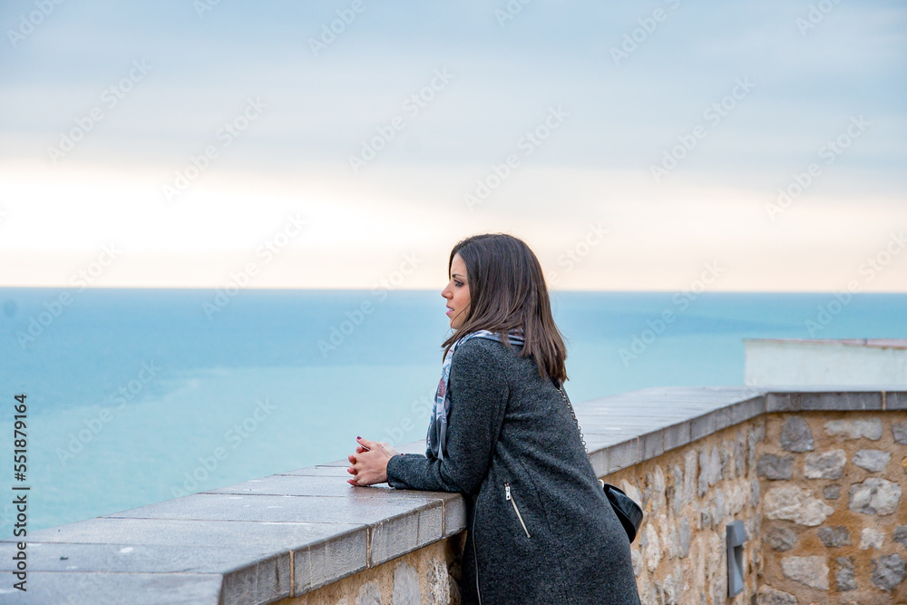Tusista disfrutando de Peñíscola y sus vistas desde el Castillo del Papa Luna, en Castellón. Tusista disfrutando de Peñíscola y sus vistas desde el Castillo del Papa Luna, en Castellón.