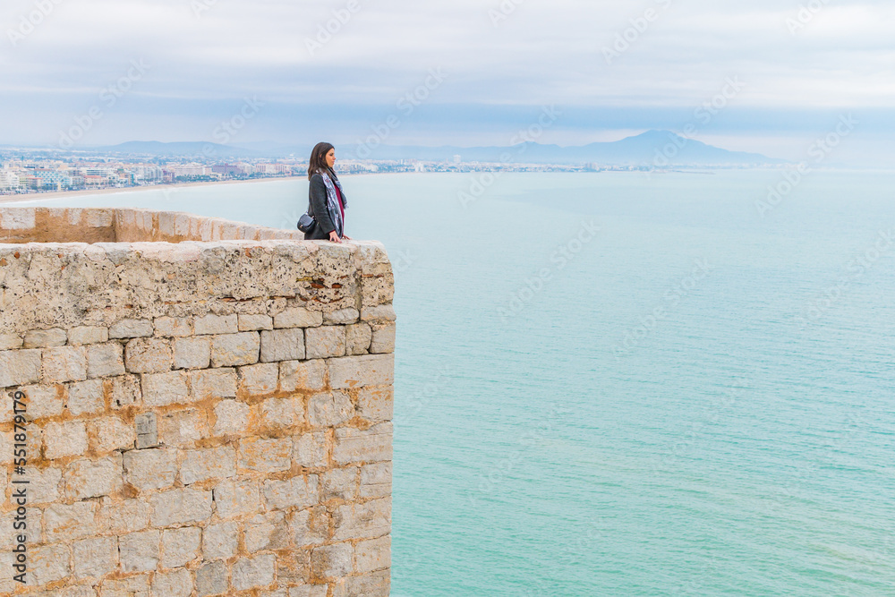 Tusista disfrutando de Peñíscola y sus vistas desde el Castillo del Papa Luna, en Castellón. Tusista disfrutando de Peñíscola y sus vistas desde el Castillo del Papa Luna, en Castellón.