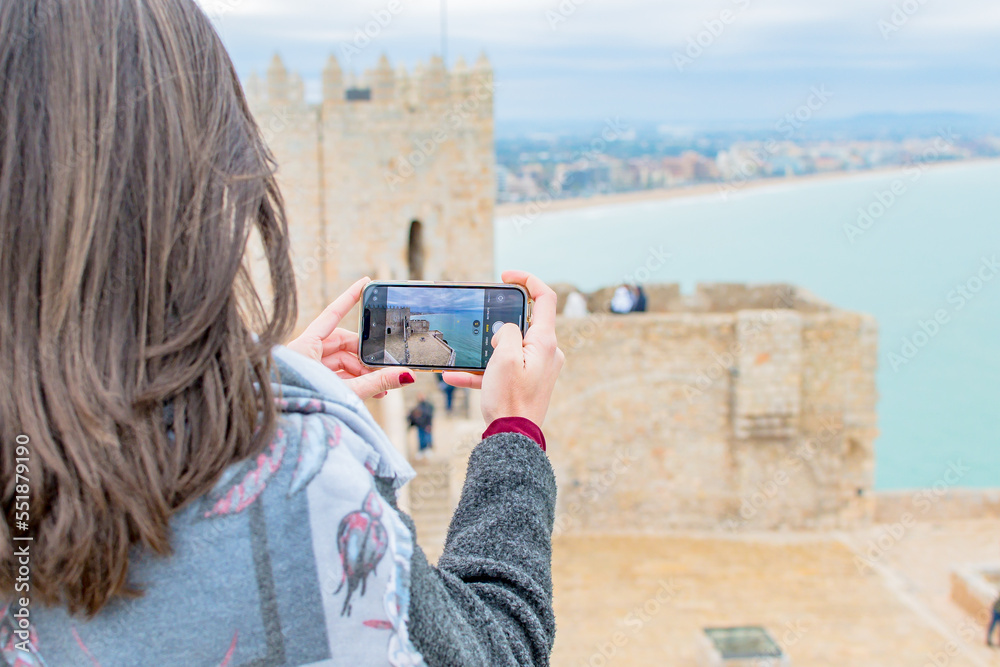 Joven turista haciendo fotos por la localidad de Peñíscola (Castellón)
Young tourist taking photos in the town of Peñíscola (Castellón)