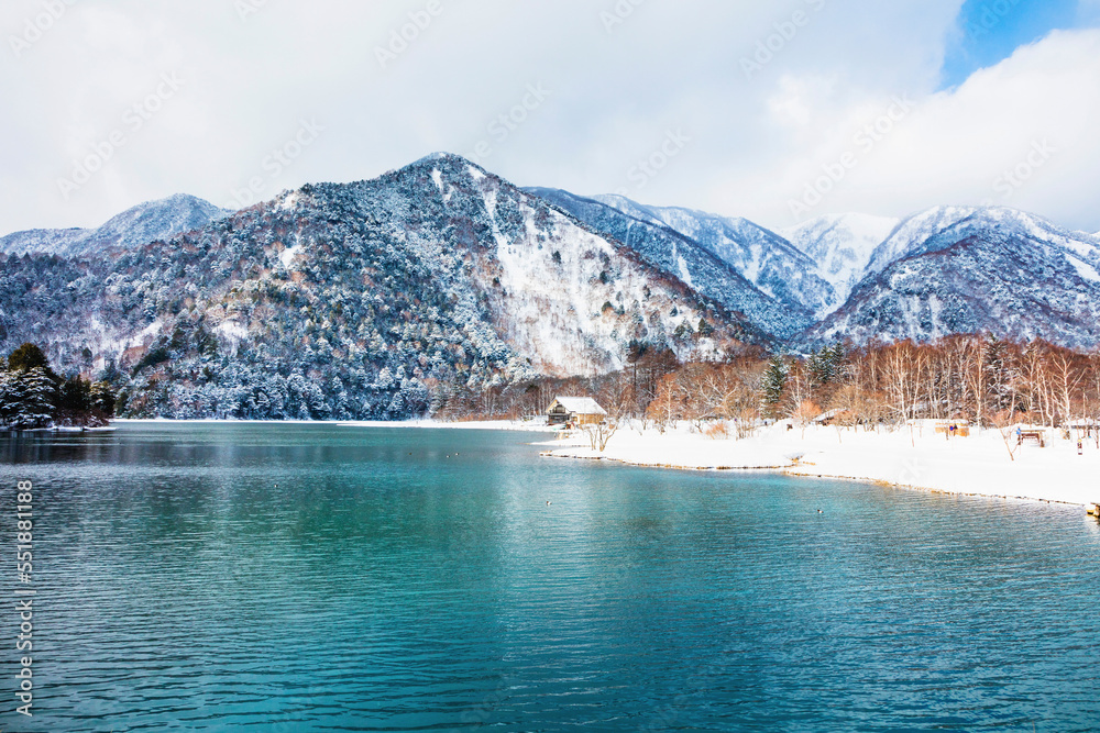 雪の湯ノ湖と外山　奥日光