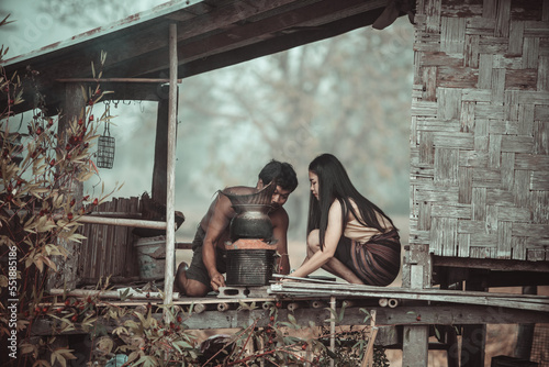 Way of life: Isaan couples helping each other cook food in the northeast of Thailand. © EmmaStock