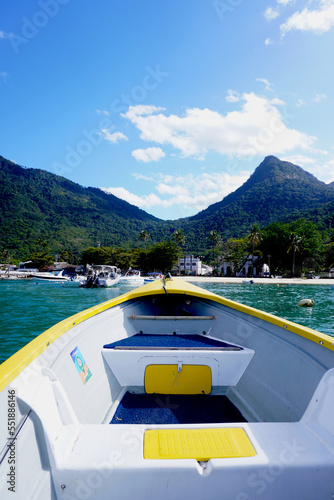 BARCO NA ILHA